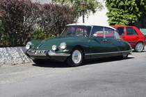 Am 26.07.2009 begegnete ich in der Auvergne in Frankreich diesem Citroen DS 19.