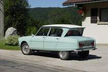 Nochmals der Citroen Ami 6, den ich am 28.07.2009 im franz�sischen Jura, nahe der schweizer Grenze, am Strassenrand stehen sah. Die Heckpatie dieses eigenwilligen Fahrzeugs ist sicher einmalig. 