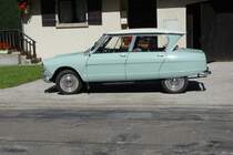 Am 28.07.2009 im franz�sischen Jura, nahe der Grenze zur Schweiz, stand am Strassenrand dieser Citroen Ami 6. Deutlich ist hier der sehr eigenwillige R�cksprund der Heckscheibe zu sehen.