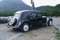 Noch einmal der Citroen, den ich am 27.07.2009 in der Auvergne in Frankreich bei einer Garage und Tankstelle sah, diesmal von hinten. Hier deutlich zu sehen die Kofferraumklappe mit dem in den Deckel integrierten Ersatzrad.