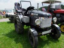 STEYR180A,Bj.1955 weist 30PS, sowie einen montierten Kindersitz auf; da mu� wohl der  Nachwuchs ein eingefleischter  STEYR-Traktorfan  werden. 090705