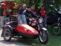 Wenn  Opa  mit der VELOREX562 kommt, dann gibt´s neugierige Blicke bei der Oldtimerausstellung in Reichersberg; 090809 