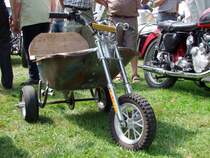  Schubkarren-Moped  sorgt f�r Aufsehen bei der Oldtimer-Fahrzeugausstellung bei Antiesenhofen; 090809