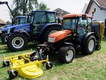 Dieser orange NEW-HOLLAND wird bald mit seinem Equipment Dienste bei der Gemeinde St.Willibald verrichten; 090809