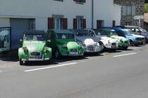 Am 26.07.2009 in der Auvergne in Frankreich. Eine eher unscheinbare Garage und Tankstelle, aber eine Menge Oldtimer zum Verkauf: u.a. diese 5 Citroen 2 CV, die man im normalen Strassenbild in Frankreich fast nicht mehr sieht. Von links nach rechts: der gr�ne 2 CV von 1974 mit eckigen Scheinwerfern und gelbem Licht sowie kleinem Logo. Daneben der 2 CV von 1978, ebenfalls eckige Scheinwerfer, mit grossem Logo; dann der wohl �lteste, ein Jahr war nicht angegeben, mit anderem K�hlergrill, runden Scheinwerfern und ohne Blinker. Der n�chste von 1977 mit kleinem Logo und der j�ngste von 1981