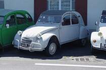 Am 26.07.2009 in der Auvergne. on den 5 2 CV hier der wohl �lteste, mit anderem K�hlergrill und dem Logo auf der Motorhaube. Auc die Vordert�ren sind anders angeschlagen als bei den neueren Modellen. Auch das hintere Seitenfenster fehlt noch und die R�ckspiegel sind ebenfalls an anderer Stell angebracht. Die Blinker sitzen da, wo die neueren Modelle das 3. Seitenfenster haben.