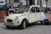 Am 30.07.2009 in Wiesbaden, vor dem alten Rathaus und Standesamt. Ein 2 CV als  Hochzeitskutsche  wartet er auf das frisch verm�hlte Paar.
