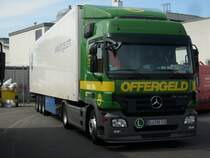 Mercedes-LKW am 10.August 2009 beim Warten an einem Supermarkt in Bergen/R�gen.
