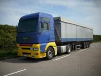 Am 09.August 2009 wartete dieser MAN-Kipper im F�hrhafen Sassnitz-Mukran auf die Verladung auf das F�hrschiff.