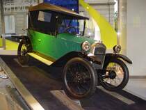 Am 13.07.2009 sah ich diesen Oldtimer von Peugeot. Das Fahrzeug war, neben anderen Fahrzeugen, ausgestellt im Verkaufs- und Schauraum von Peugeot auf den Champs-Elys�es in Paris. Der Publikumsandrang war gewaltig. Es handelt sich hier um einen Peugeot Quadrilette, Typ 172 von 1923, ausgestattet mit einem 4 Zylinder Motor von 667 ccm mit 9,5 PS.
