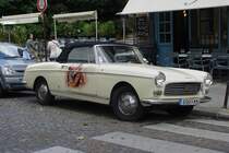 Am 17.07.2009 in Paris. Dort sah ich diesen Peugeot 404 d�capotable, abgestellt an einer Strassenecke in der N�he der Rue de Rivoli