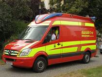 Rettungswagen der Magdeburger Berufsfeuerwehr bei einem Einsatz in der Innenstadt (am Ulrichsplatz). Mit im Einsatz war auch Christoph 36, der den Notarzt an den Einsatzort brachte. Fotografiert am 11.08.2009