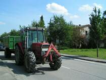 MF3065 zieht einen mit Getreide beladenen Einachsh�nger Richtung Lagerhaus; 090808