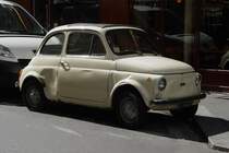 ...und es gibt ihn noch, den urspr�nglichen FIAT 500, den ich in Paris auf der Ile de la Cit� am 16.07.2009 gesehen habe