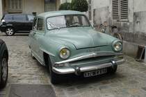 Ein SIMCA Aronde, gesehen am 17.07.2009 in Paris in der N�he des Place des Vosges
