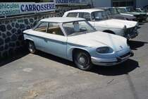 Am 26.07.2009 in der Auvergne in Frankreich. Eine eher unscheinbare Garage und Tankstelle, aber eine Menge Oldtimer zum Verkauf: u.a. dieser Panhard 24b von 1965