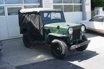 Am 26.07.2009 in der Auvergne in Frankreich. Eine eher unscheinbare Garage und Tankstelle, aber eine Menge Oldtimer zum Verkauf: u.a. dieser Hotchkiss Willy's Jeep JH 101 von 1956