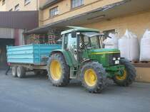 John Deere 6310 nach der Anh�ngerentladung bei der Raiffeisenwarenzentrale in 36088 H�nfeld, August 2009