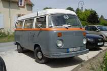 Am 21.07.2009 stand dieser VW Campingbus T2 auf dem Parkplatz von Schloss Cheverny m Loiretal