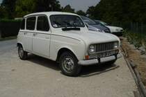 Auf den Strassen Frankreichs ist er selten geworden, aber ab und zu begegnet man noch einem  Katrel , wie die Franzosen ihn nennen. Dieser Renault R 4 TL Safrane stand am 21.07.2009 auf dem Parkplatz von Schloss Cheverny im Loiretal.
