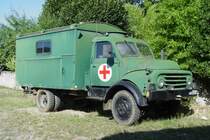 In unmittelbarer Nachbarschaft des kleinen Bahnhofs von Martel im Quercy in Frankreich fand ich diesen alten Hanomag Lazarettwagen, ein Al 28, der von 1950 - 1958 gebaut wurde.