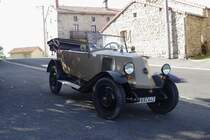 Am 26.07.2009 fand in einer Gastst�tte in einem kleinen Ort in der Auvergne ein Treffen von Freunden alter Fahrzeuge statt. Vor der Gastst�tte war u.a. auch dieser Renault von 1924 geparkt.
