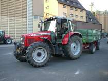 MF 5465 steht mit Anh�nger auf den Betriebshof der Raiffeisenwarenzentrale in 36088 H�nfeld, August 2009