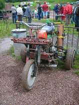 Simson der Marke Eigenbau beim Lugauer Bulldogtreffen. Bei diesem moped wurde das Vorderrad mit Beton ausgegossen und er besitzt noch ein Trabantgetriebe um auch noch r�ckw�rts fahren zu k�nnen.