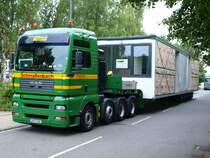 4achser MAN Zugmaschine der Firma Schmallenbach mit Auflieger f�r Spezialtransporte, hier mit Systembauteilen  von Alho beladen