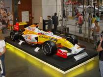 In den Verkaufs- und Ausstellungsr�umen von Renault in Paris auf den Champs-Elys�es war am 13.07.2009 auch dieser aktuelle Formel 1 Rennwagen R29 ausgestellt: V 8 Motor mit 2400 ccm.