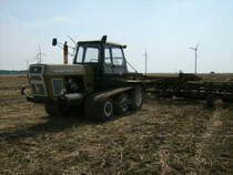 Einer von 3 ZT Gleisbandschleppern war in Rottelsdorf mit dem Kopplungswagen mit Kr�melwalzen best�ckt bei der Feldbestellung t�tig