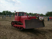 Die russiche Planierraupe DT75 drehte gerade eine Runde �bers Feld beim Schleppertreffen in Rottelsdorf