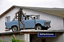 Trabant mit einer Skulptur �ber dem Eingang zum Technikmuseum in Dargen am 11.08.09