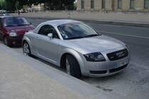 Ein Audi TT Roadster mit einem Hardtop versehen. Geparkt in Paris am Louvre am 19.07.2009