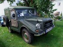 DKW-Munga mit Bj.1963 steht anl�sslich der Oldtimerausstellung auf der absch�ssigen mit Fall�pfeln verzierten Wiese in M�nsteuer; 090809