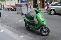 Umweltfreundlich - am 15.07.2009 war dieser Scooter electrique von Peugeot in Paris am Strassenrand geparkt.