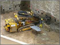 D�sseldorf, U-Bahn-Projekt Wehrhahnlinie, Startschacht und Rampe Bilk, 13.05.2009: Ein Bohrger�t bei der Arbeit in dem Startschacht f�r die Tunnelvortriebsmashine. 