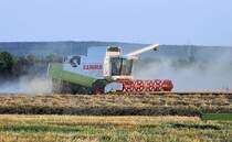M�hdrescher Claas Lexion 450 bei  staubiger Arbeit  in der Voreifel - 05.08.2009