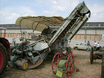 2x Kartoffelerntemaschinen beim Rottelsdorfer Schleppertreffen. Links ein Kartoffelsammelroder und daneben eine Kartoffelschleuder beim Schleppertreffen in Rottelsdorf