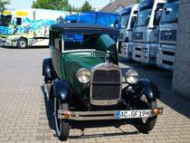 Ford A Modell Baujahr 1928, da stehen die gro�en Jungs daneben und k�nnen nur staunen.
