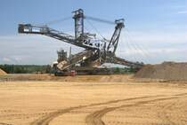 Absetzer 756 von RWE-Power am 17.08.2009 (Hersteller Demag Lauchhammer, Dienstgewicht 5.013t. H�he 57m.Breite 38.L�nge 183m. Bauj.1977) in der N�he von Bergheim/Glesch. Geht von hieraus am 20.08-04.09.2009 auf die Reise zum Tagebau Hambach.(Fahrgeschwindigkeit max. 9m/min) Fotografiert vom Aussichtspunkt Bergheim aus