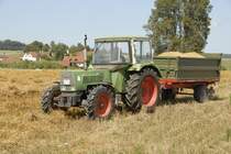 Fendt Farmer 108S verl�sst mit dem beladenen Anh�nger das Feld, August 2009