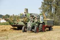 der Anh�nger des Fendt Farmer 108S �bernimmt das Getreide aus dem Korntank des John Deere 925