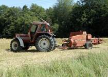 Fiat DT 8090 mit einer Welger Ballenpresse unterwegs auf einem Stoppelfeld in Fulda-Dietershan, August 2009