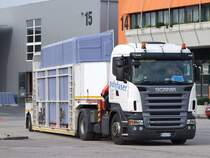 SCANIA-R420 karrt anl�sslich der bevorstehenden Rieder-Messe Polyesterschwimmb�der heran; 090817