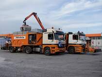 ACTROS1840 wird vom Schaufelkran des 1843 mit Feinsand am Messegl�nde in Ried i.I. beladen; 090817