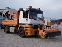 ACTROS1843 als  Multifunktionsfahrzeug  mit aufgebautem Kran incl. Schaufel, sowie an der Front eine Kehrmaschine; 090817