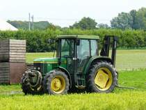 John Deere type 6110 fotografiert bei Leiden, Niederlande am 09-08-2009.