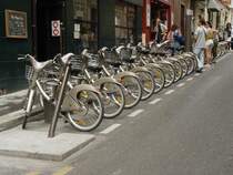 �ber das gesamte Stadtgebiet von Paris verteilt finden sich solche Leihfahrradstationen. Das Angebot wird angenommen, denn es ist erstaunlich, wie viele Personen t�glich mit diesen Fahrr�dern unterwegs sind. Abgestellt werden die R�der an irgendeiner Station, es muss nicht die Station sein, an der das Fahrrad ausgeliehen wurde. Gesehen in Paris nahe den Champs-Elys�es am 14.07.2009