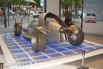 Eine Ansicht von seitlich hinten des Toyota MTRC (Motor Triathlon Race Car), ausgestellt in den Verkaufs- und Ausstllungsr�umen von Toyota auf den Champs-Elys�es in Paris am 13.07.2009